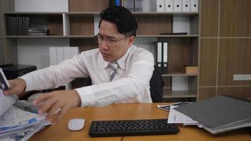 trabajador de oficina empresario escribiendo en una computadora portátil video