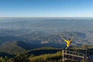 hombre turista está de pie en el mirador foto