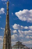 Torres de mármol blanco en el techo de la famosa catedral Duomo di Milano en Milán, Italia foto
