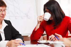 dos mujeres en una reunión de negocios foto