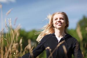 mujer feliz en un campo foto