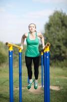 Mujer gimnasta haciendo ejercicio en barras paralelas