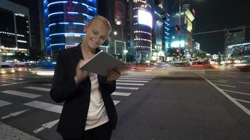 mujer usando una tableta en una ciudad foto