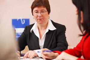 mujer ejecutiva de negocios en una reunión foto