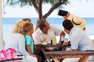 familia tomando una selfie foto