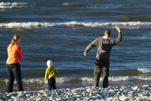 familia en la playa foto