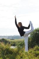 mujer practicando yoga afuera foto