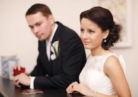 pareja casada en una mesa foto