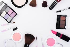 vista superior de una colección de productos cosméticos de belleza foto