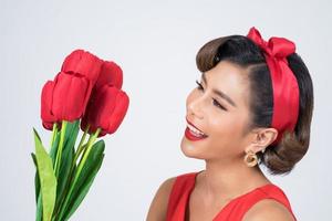 Retrato de una bella mujer con ramo de flores de tulipán rojo foto