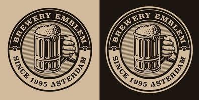 un emblema vintage en blanco y negro con una jarra de cerveza. vector