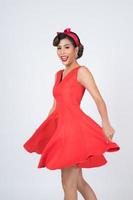 hermosa mujer con un vestido rojo en el estudio foto