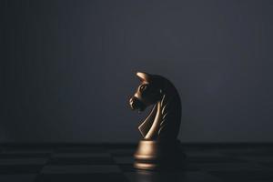 juego de ajedrez aislado sobre fondo negro foto