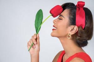 Retrato de una bella mujer con flores de tulipán rojo foto