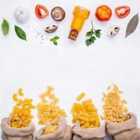 Pasta e ingredientes para cocinar con espacio de copia foto