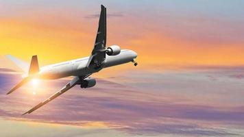 avión comercial en vuelo contra el cielo colorido