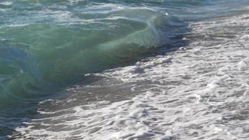 costa do mar, câmera lenta da costa do oceano no verão video