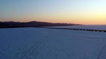 vue aérienne du pont sur la surface glacée de la mer video