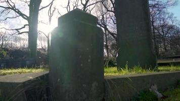 la lumière brille sur les pierres tombales video
