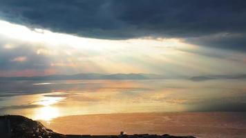 puesta de sol sobre la bahía de amur, vladivostok, rusia video