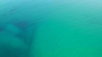 vista aérea de la superficie del agua del mar.