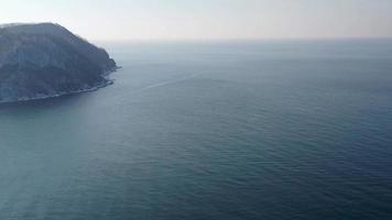 vista aérea do mar com uma montanha em nakhodka, rússia
