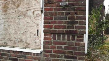 ventanas con barricadas en un edificio abandonado video