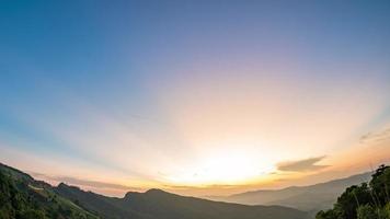 time-lapse, kväll efter solnedgång, tills vi ser stjärnor och mjölkvägen tidigt på kvällen vid phu chi fa-basen, Chiang Rai-provinsen, Thailand video