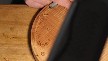intagliatore di legno del falegname taglia il vassoio di mogano con uno scalpello. suono asmr video