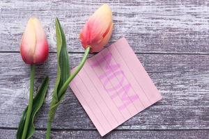 concepto del día de la madre con flores de tulipán y texto de mamá en nota adhesiva foto