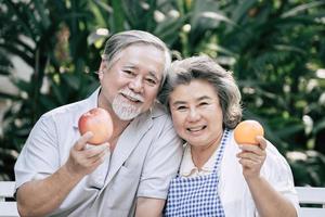 pareja de ancianos cocinando comida sana juntos foto
