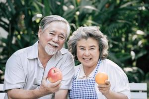 pareja de ancianos cocinando comida sana juntos foto
