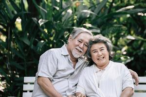 pareja de ancianos hablando foto