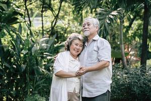 pareja de ancianos bailando juntos foto