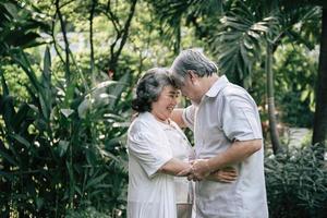 pareja de ancianos bailando juntos foto