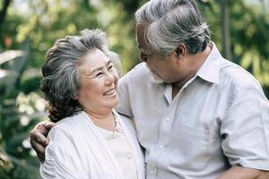 pareja de ancianos bailando juntos foto