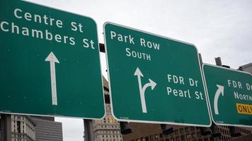 letreros de la carretera de la ciudad de nueva york foto