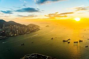 puesta de sol sobre el mar en la ciudad de hong kong, china foto