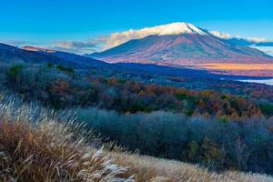 Montaña Fuji en el lago yamanakako o yamanaka en Japón foto