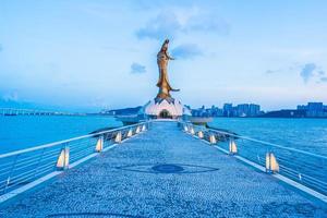 la estatua de kun iam en la ciudad de macao, china foto