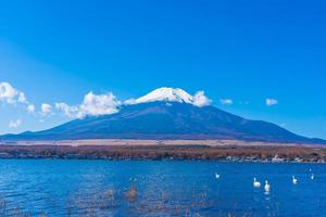 lago yamanakako en mt. fuji en japón foto