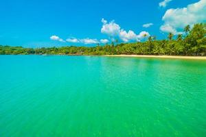 hermosa playa tropical foto