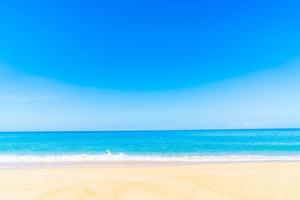 hermosa playa y cielo azul foto