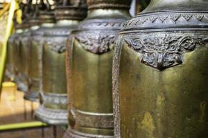 Campanas colgantes tailandesas en un templo público