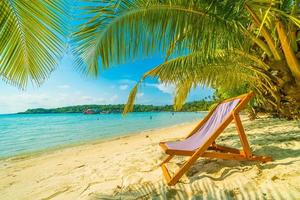 playa en una hermosa isla paradisíaca foto