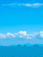 hermosa vista al mar y cielo azul foto