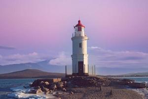 Faro de tokarev con colorido cielo nublado en vladivostok, rusia foto