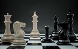 ajedrez sobre un fondo oscuro foto