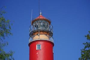 Faro de luz trasera gama baltiysk con cielo azul claro en baltiysk, Rusia foto