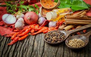 Ingredientes de cocina tailandesa en una mesa foto